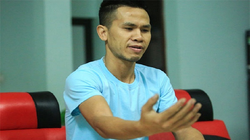 Lúc đỡ được cháu trong tay, 2 tay anh Mạnh ôm chặt lấy cháu và dỗ dành, rồi đỡ cháu đưa xuống cho bảo vệ tòa nhà. Sau đó, anh xin điếu thuốc từ người dân xung quanh, hút một hơi thật sâu lấy lại trấn tĩnh.