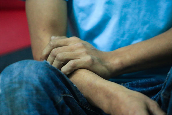 Sau khi đỡ được cháu bé anh Mạnh bị đau ở tay phải, đến rạng sáng không chịu được anh phải uống thuốc giảm đau. Ảnh: FB