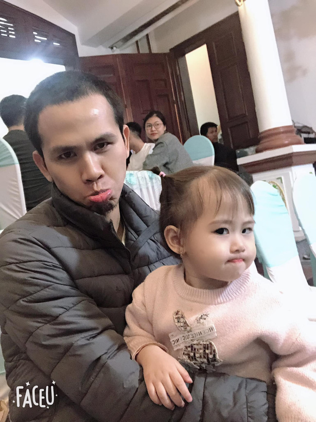 Về tới nhà, liên tưởng đến con mình, cứ thế tôi lao vào ôm 2 con gái nhỏ bật khóc.