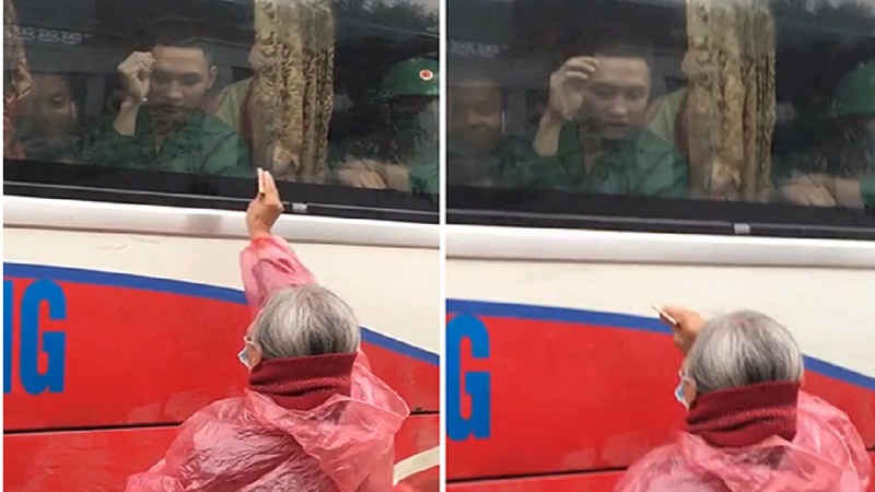 Trời mưa gió, bà vẫn mang áo mưa đi tiễn cháu lên đường làm nghĩa vụ cho Tổ Quốc.