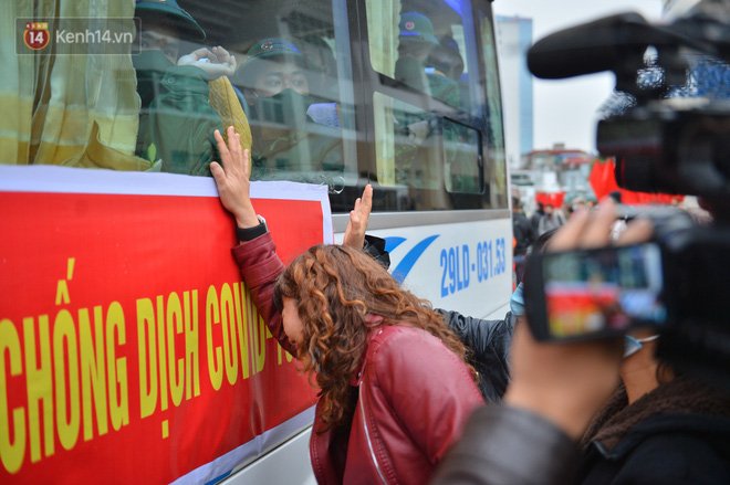 Một người mẹ khác cũng đau khổ khi phải chia tay con trai trong Lễ xuất quân đợt 1 của tân binh năm 2021. Ảnh: Kenh14