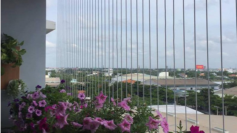 Một tiểu thương ở Hoàng Mai, Hà Nội cho biết, ngày thường lượng khách đặt lắp lưới an toàn ban công khá ít, khoảng 1-2 đơn/ngày. Chỉ đến khi xảy ra các sự cố rơi từ ban công, nhiều người mới đổ xô lắp đặt. Ảnh: FB Một tiểu thương ở Hoàng Mai, Hà Nội cho biết, ngày thường lượng khách đặt lắp lưới an toàn ban công khá ít, khoảng 1-2 đơn/ngày. Chỉ đến khi xảy ra các sự cố rơi từ ban công, nhiều người mới đổ xô lắp đặt. Ảnh: FB