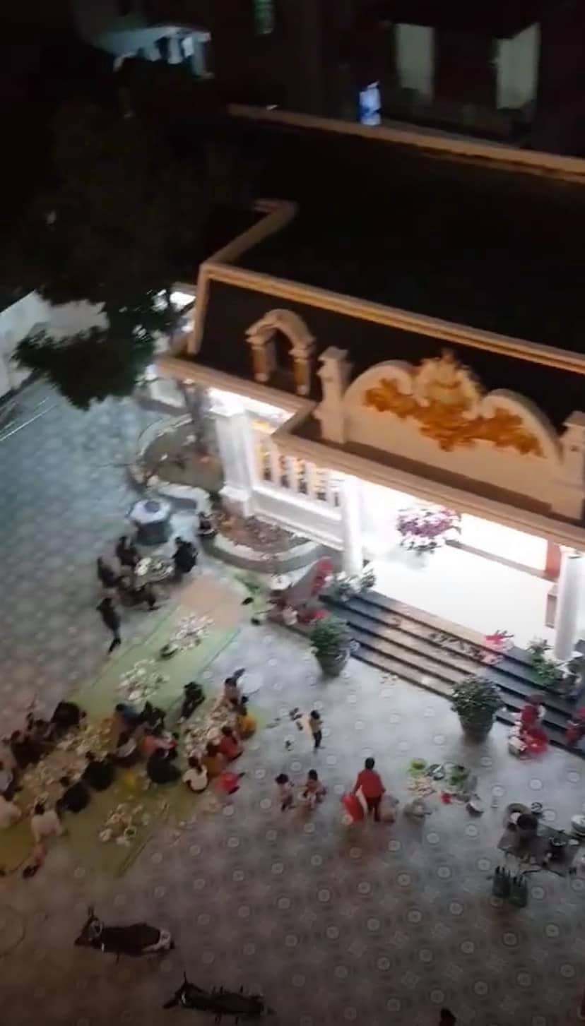 Nhìn cảnh nhiều sinh viên còn tổ chức ăn uống ngay tại khoảng sân rộng thênh thang của nhà trọ đủ để thấy dãy nhà trọ này hoành tráng và tầm cỡ thế nào.