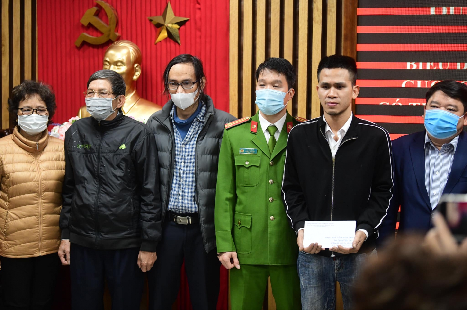 Lãnh đạo quận Thanh Xuân trao thưởng cho anh Mạnh. Ảnh: DV