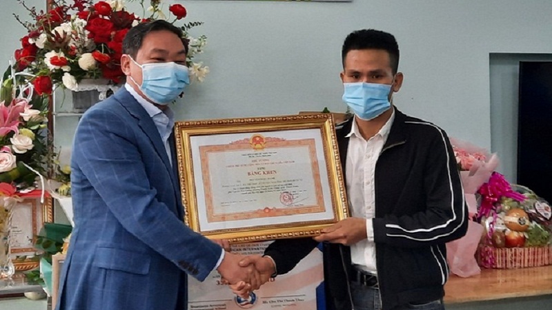 Phó chủ tịch Thường trực UBND Hà Nội Lê Hồng Sơn trao bằng khen cho tài xế Mạnh. Ảnh: HNP Phó chủ tịch Thường trực UBND Hà Nội Lê Hồng Sơn trao bằng khen cho tài xế Mạnh. Ảnh: HNP