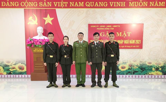 Giữa những lớp thanh niên đi nghĩa vụ ở Yên Bái thì một cô gái trẻ xinh đẹp tình nguyện đi nghĩa vụ sau khi đã theo học ngành Sư phạm càng khiến nhiều người ngợi khen. Ảnh: FB Giữa những lớp thanh niên đi nghĩa vụ ở Yên Bái thì một cô gái trẻ xinh đẹp tình nguyện đi nghĩa vụ sau khi đã theo học ngành Sư phạm càng khiến nhiều người ngợi khen. Ảnh: FB