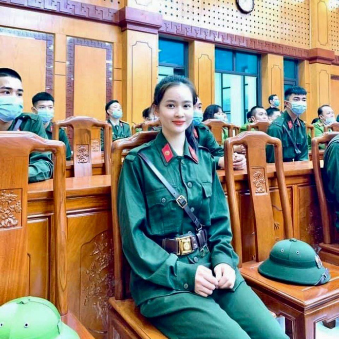 Sở hữu khuôn mặt xinh xắn, nụ cười duyên dáng cùng vóc dáng mảnh mai, dù nghiêm trang, giản dị trong bộ quân phục, nang tân binh Hoàng Thanh vẫn vô cùng nổi bật. Ảnh: FB Sở hữu khuôn mặt xinh xắn, nụ cười duyên dáng cùng vóc dáng mảnh mai, dù nghiêm trang, giản dị trong bộ quân phục, nang tân binh Hoàng Thanh vẫn vô cùng nổi bật. Ảnh: FB