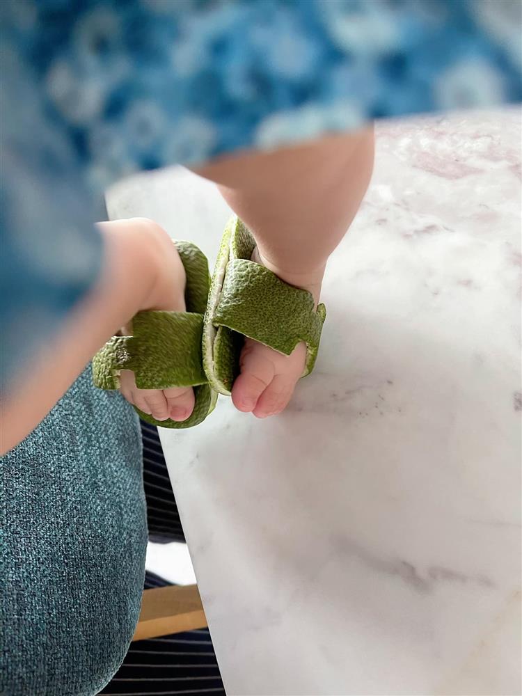 Đôi dép cây nhà lá vườn lại có tác dụng đuổi muỗi của Đàm Thu Trang. Ảnh: FB