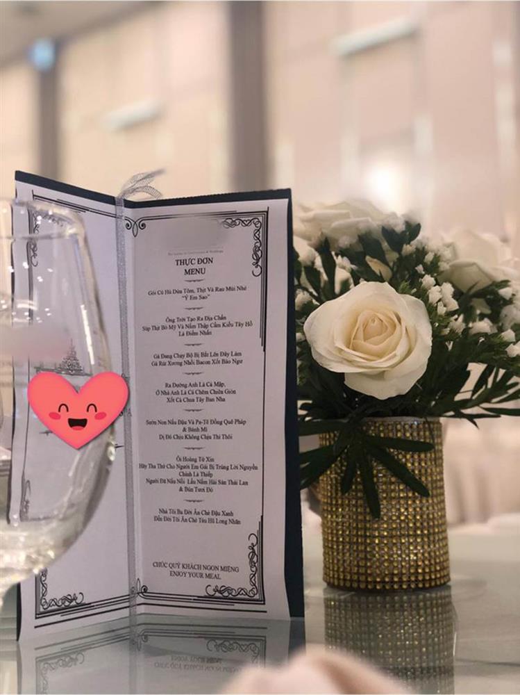 Từ một tờ menu bình dị, đơn giản lại được sáng tạo vừa khiến cho không khí tiệc cưới thêm phần sôi nổi hào hứng, vừa là kỷ niệm đẹp trong ngày trọng đại của 2 gia đình. Ảnh: FB Từ một tờ menu bình dị, đơn giản lại được sáng tạo vừa khiến cho không khí tiệc cưới thêm phần sôi nổi hào hứng, vừa là kỷ niệm đẹp trong ngày trọng đại của 2 gia đình. Ảnh: FB