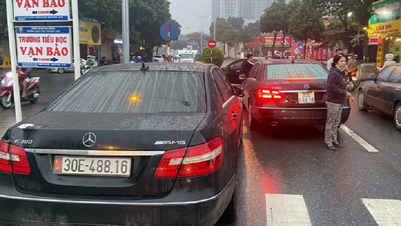 2 ô tô Mercedes E300 trùng biển số lưu thông trên đường phố Hà Nội. Ảnh: FB 2 ô tô Mercedes E300 trùng biển số lưu thông trên đường phố Hà Nội. Ảnh: FB