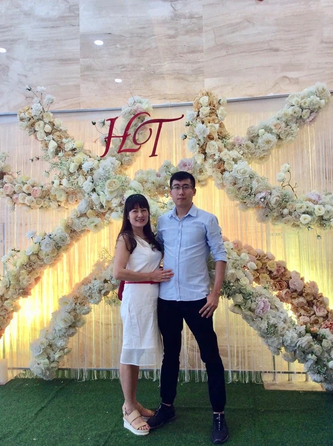 Trong bức ảnh ngày ấy – bây giờ, cô Thuỷ của cách đây gần 30 năm so với bây giờ vẫn không hề kém sắc là bao. Ảnh: FB Trong bức ảnh ngày ấy – bây giờ, cô Thuỷ của cách đây gần 30 năm so với bây giờ vẫn không hề kém sắc là bao. Ảnh: FB