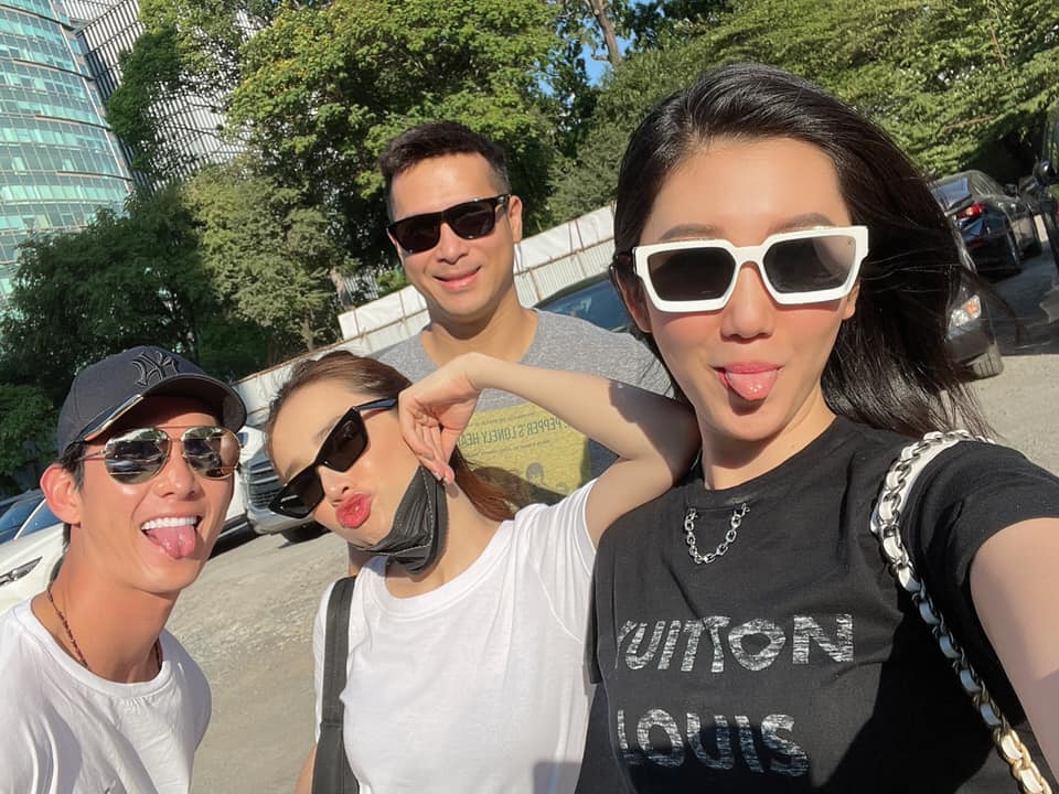 Vì không chịu nên Thuý Ngân kéo nguyên nhóm anh chị em, gia đình bạn bè đi ăn.