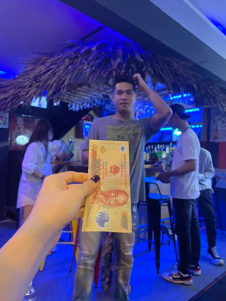 Thuý Ngân: 'Chơi phóng phi tiêu với người ta thua, kêu tui cho mượn 200k trả tiền. Lúc đưa tui nói lát trả 400k thế là không chịu'.