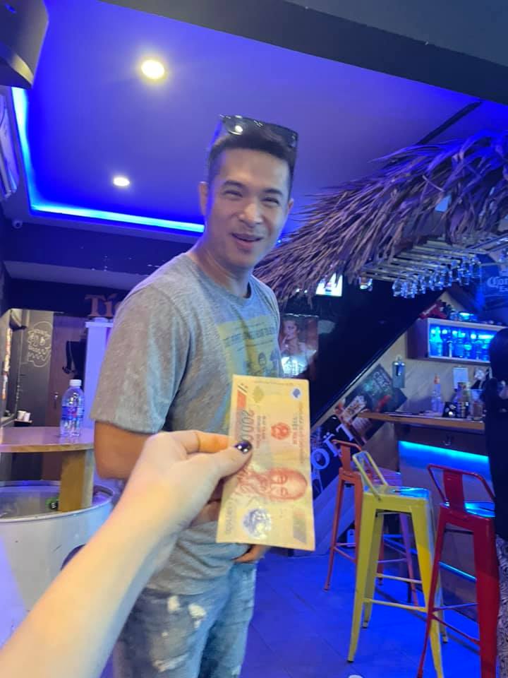 Trương Thế Vinh: 'Chết, anh để bóp trên xe rồi'.