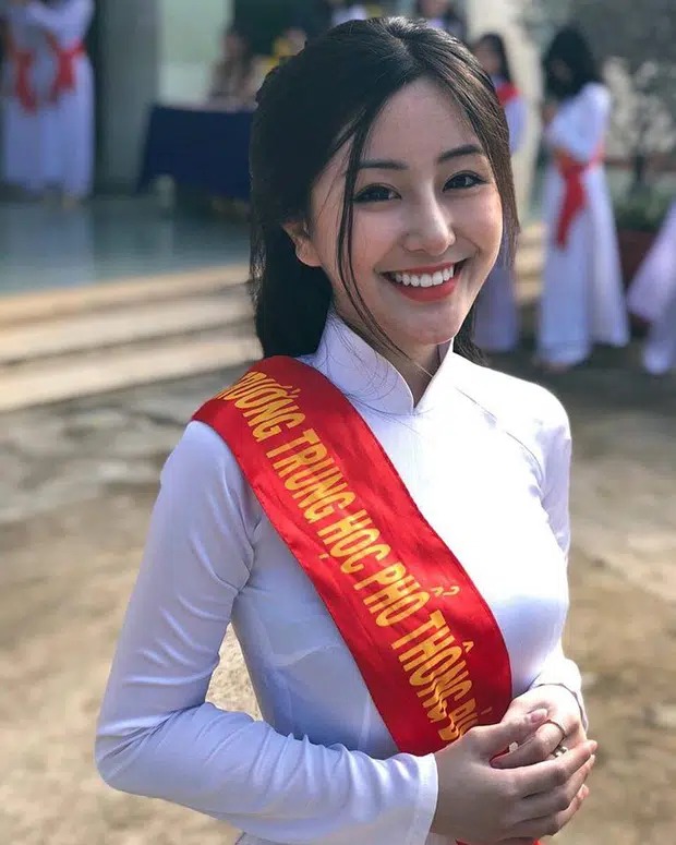 Ngọc Trân mặc áo dài cũng nổi bật. Ngọc Trân mặc áo dài cũng nổi bật.