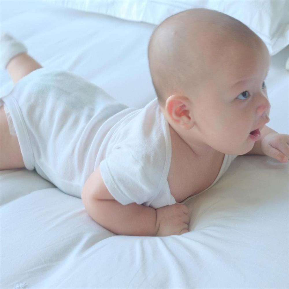 Quý tử thứ hai của nhà 'nữ hoàng giải trí' cũng được khen ra dáng hotboy tương lai.