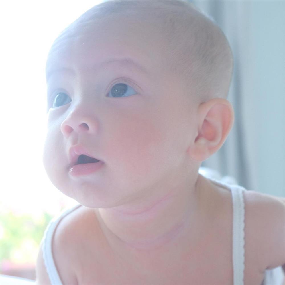 Vẻ nữ tính, ngọt ngào của ái nữ nhà Kim Lý. Ảnh: FB