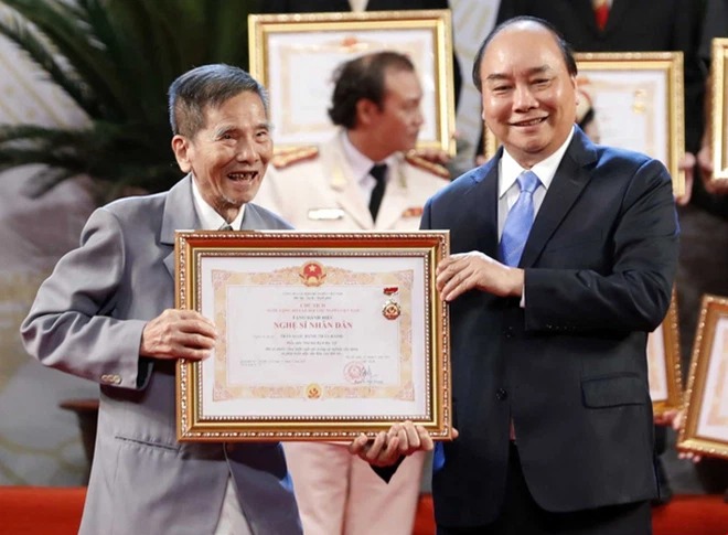 Nghệ sĩ Trần Hạnh là một trong số những nghệ sĩ đầu tiên nhận danh hiệu Nghệ sĩ ưu tú vào năm 1994. Sau hơn 20 năm, ông được trao tặng danh hiệu Nghệ sĩ nhân dân. Ảnh: PV Nghệ sĩ Trần Hạnh là một trong số những nghệ sĩ đầu tiên nhận danh hiệu Nghệ sĩ ưu tú vào năm 1994. Sau hơn 20 năm, ông được trao tặng danh hiệu Nghệ sĩ nhân dân. Ảnh: PV