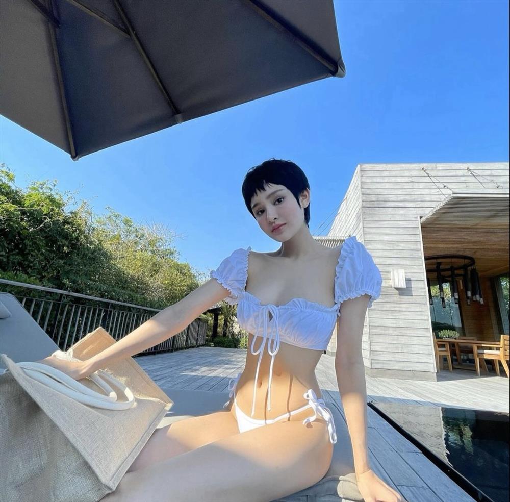 Cứ mỗi dịp đến hồ bơi là các fans lại được chiêu đãi bằng loạt ảnh xinh đẹp mướt mát của cô nàng.