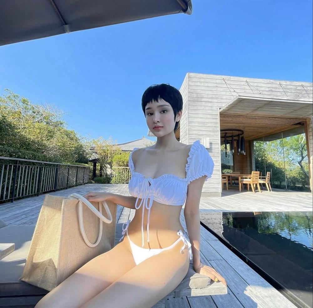 Thời gian gần đây, nữ ca sĩ sinh năm 1997 thường xuyên khoe hình diện bikini gợi cảm lên mạng xã hội. Ảnh: IG