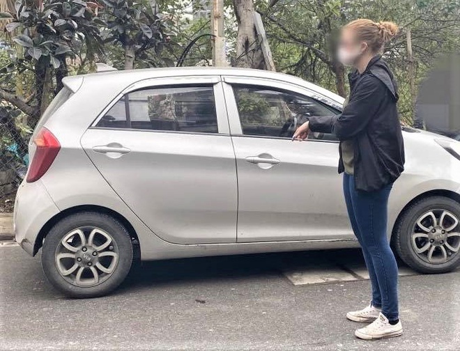 Công an quận Tây Hồ đã cử cán bộ đưa một số phụ nữ nước ngoài đi thực nghiệm hiện trường để xác định địa điểm, thời điểm bị sàm sỡ. Ảnh: VOV Công an quận Tây Hồ đã cử cán bộ đưa một số phụ nữ nước ngoài đi thực nghiệm hiện trường để xác định địa điểm, thời điểm bị sàm sỡ. Ảnh: VOV