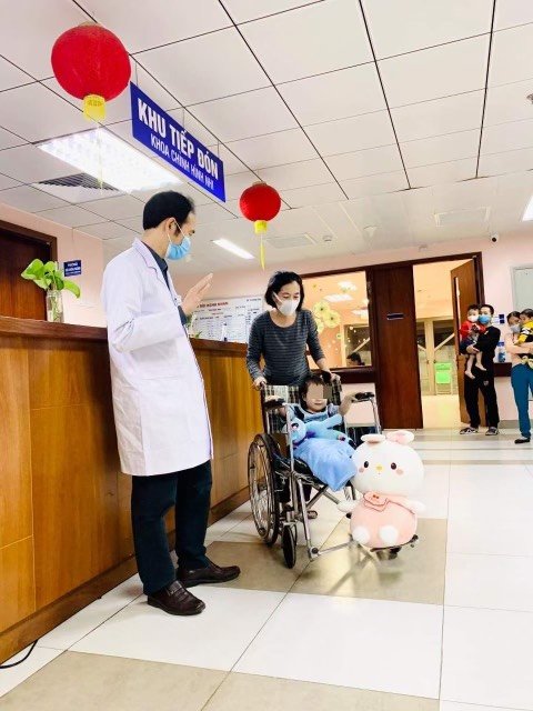 Bé H. tươi cười chào mọi người trong ngày được ra viện. Ảnh: FB Bé H. tươi cười chào mọi người trong ngày được ra viện. Ảnh: FB