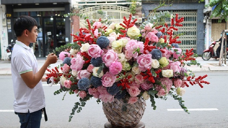 Bình hoa giá 55 triệu được một đại gia ở Thủ Đức đặt tặng vợ dịp 8/3. Ảnh: FB Bình hoa giá 55 triệu được một đại gia ở Thủ Đức đặt tặng vợ dịp 8/3. Ảnh: FB