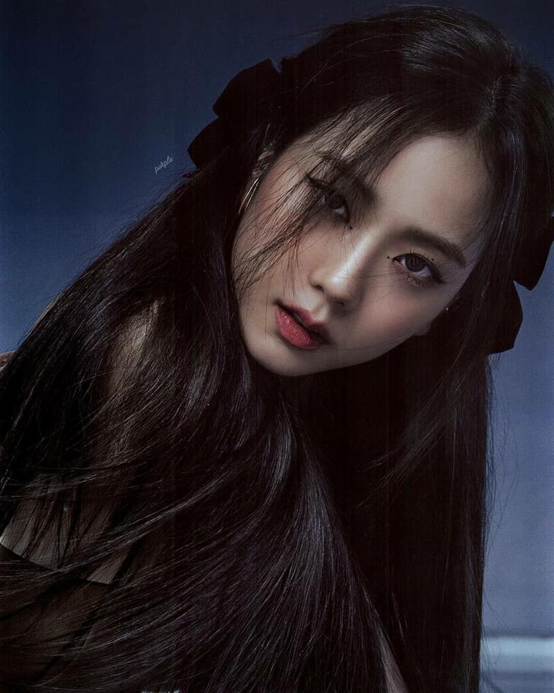 Vào 7/2011 – Ji Soo được công nhận là thực tập sinh của YG Entertainment và sau này là chị cả của nhóm nhạc nữ cá tính – BLACKPINK.