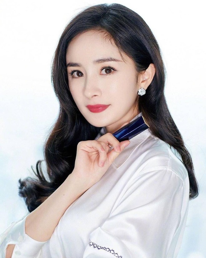 Nhan sắc, thần thái và vẻ đẹp của Dương Mịch được coi như hình mẫu lý tưởng trong lòng nhiều người hâm mộ. Nhan sắc, thần thái và vẻ đẹp của Dương Mịch được coi như hình mẫu lý tưởng trong lòng nhiều người hâm mộ.