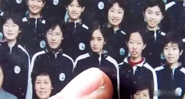 Nhan sắc thời còn đi học của người đẹp được dân tình dành nhiều lời ngợi khen và tán dương. Nhan sắc thời còn đi học của người đẹp được dân tình dành nhiều lời ngợi khen và tán dương.