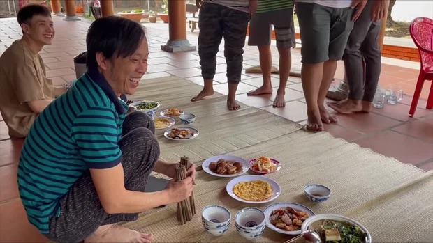 Trong thời gian nghỉ, Hoài Linh thường ở nhà thờ Tổ để chăm sóc vườn tược, làm clip giao lưu với fans. Ảnh cắt clip