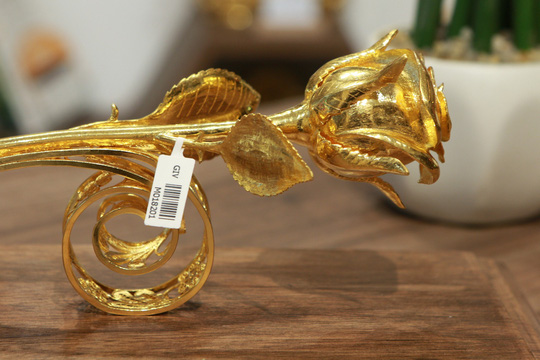Phần đế được thiết kế với giá đỡ bằng bạc, mạ vàng 24K. Tổng giá thành toàn bộ sản phẩm là 330 triệu đồng. Ảnh: FB Phần đế được thiết kế với giá đỡ bằng bạc, mạ vàng 24K. Tổng giá thành toàn bộ sản phẩm là 330 triệu đồng. Ảnh: FB
