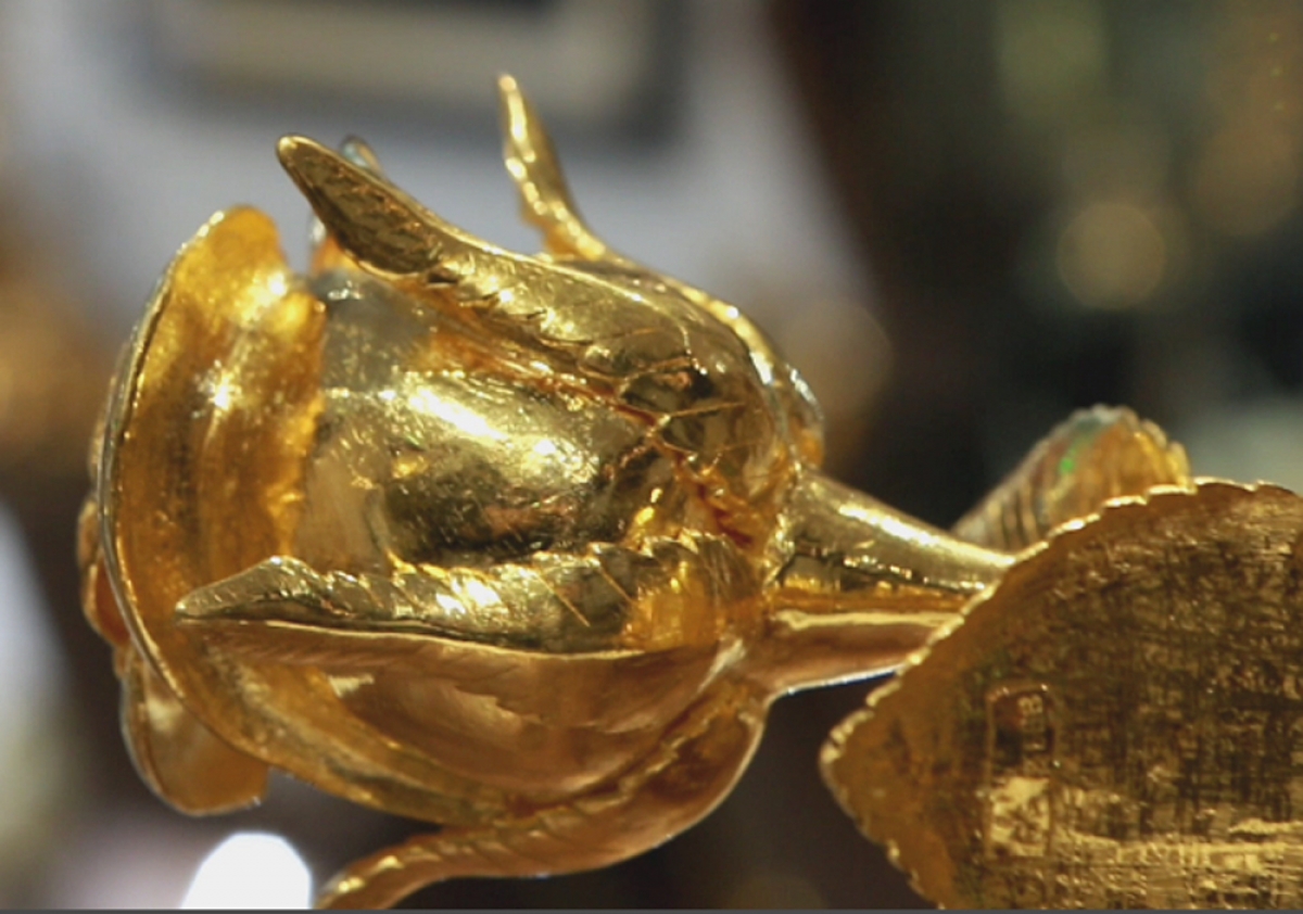 Để chế tác được bông hồng đúc vàng này, những người thợ phải đã chế tác riêng từng bộ phận như: Cánh hoa, lá, đài hoa, cành hoa…Ảnh: FB