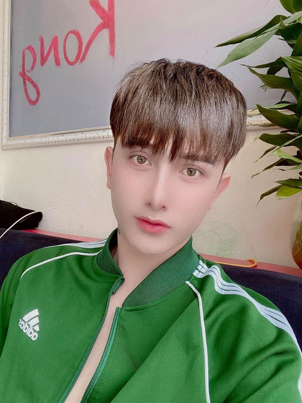 Với ngoại hình mới như một hotboy, Quyền đã Nam tiến, vào làm việc trong một thẩm mỹ viện ở Sài Gòn. Và chuyện tình cảm cũng tốt lên khi anh chàng nhận được nhiều lời tỏ tình đến từ các cô gái. Ảnh: FB