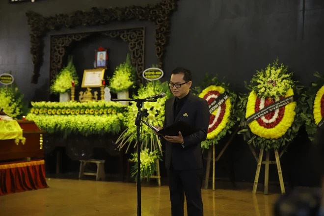 NSND Trung Hiếu (Giám đốc Nhà hát Kịch Hà Nội) đọc điếu văn. Ảnh: Minh Mèo NSND Trung Hiếu (Giám đốc Nhà hát Kịch Hà Nội) đọc điếu văn. Ảnh: Minh Mèo