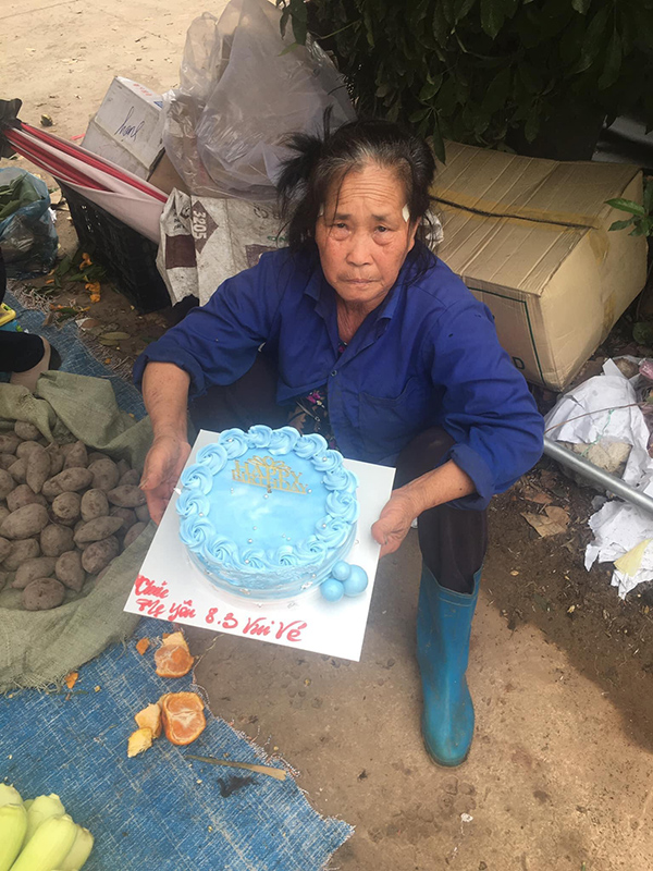 Không rõ đây có phải vẻ mặt xúc động hay đang 'quạo' của người mẹ khi thấy con mình tiêu sài hoang phí, bởi mẹ đâu cần những thứ đắt đỏ như vậy. Ảnh: FB Không rõ đây có phải vẻ mặt xúc động hay đang 'quạo' của người mẹ khi thấy con mình tiêu sài hoang phí, bởi mẹ đâu cần những thứ đắt đỏ như vậy. Ảnh: FB