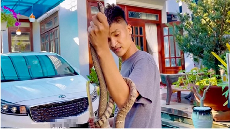 Sau khi khống chế thành công 'Bé Na' dài 1,5m, cây hài họ Mạc đã mang vào biệt thự 50 tỷ mà vợ chồng anh đang thuw để khoe mọi người. Không biết con vật này sau đó được Mạc Văn Khoa xử lý thế nào. 
