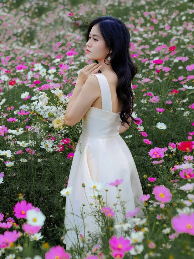 Góc nghiêng của bà xã Hứa Minh Đạt gây ấn tượng, cô vừa ép cân thành công để body gợi cảm hơn