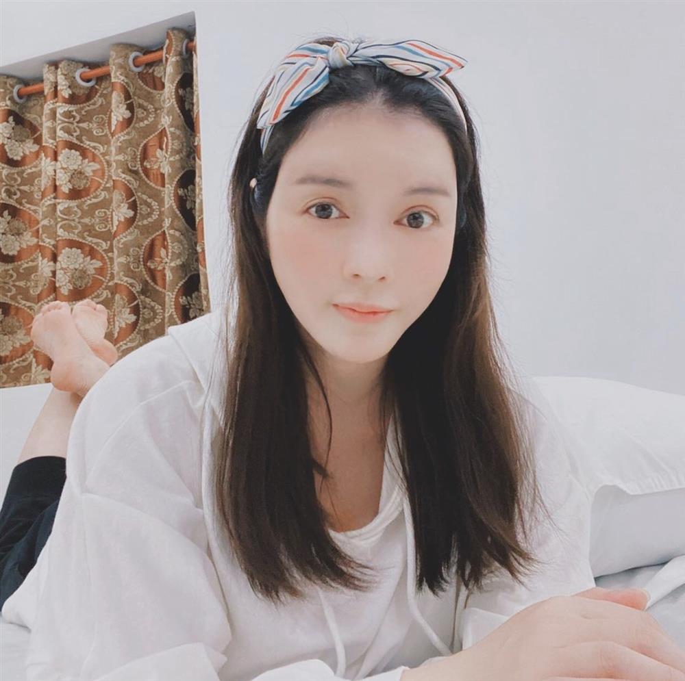 Sở hữu nước da căng mịn, trắng hồng không tì vết nên người đẹp luôn tự tin selfie mặt mộc.