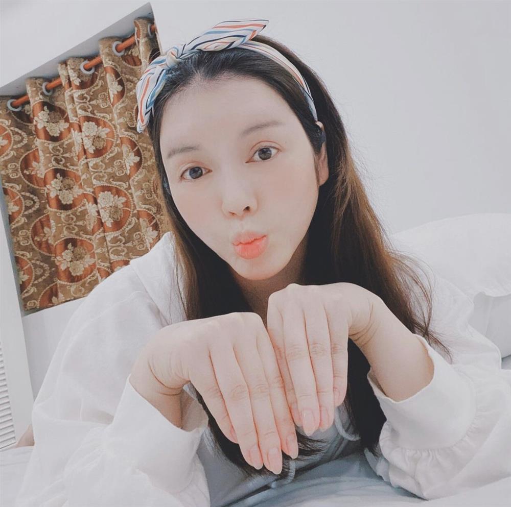 Tạo dáng với phong cách 'cưa sừng làm nghé', kiều nữ họ Trần nhìn như một cô gái tuổi teen.