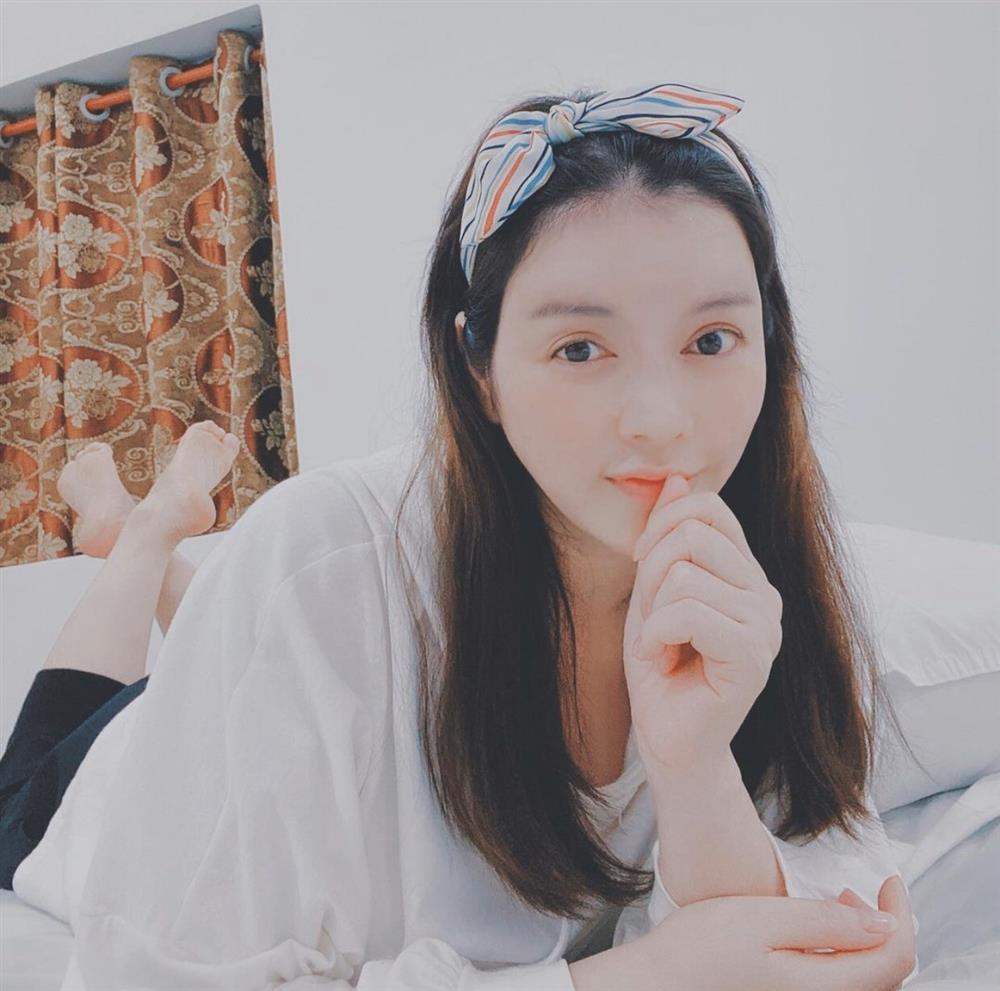 Vì đã quá quen với một Lý Nhã Kỳ thường trang điểm đậm trên sân khấu, nên khi nhìn ảnh chưa qua lớp make up của cô, nhiều người không khỏi giật mình. Ảnh: FB