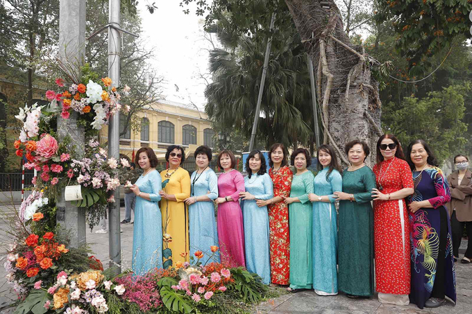 Từ sáng sớm, nhiều đoàn khách đã đến tham quan, chụp ảnh tại các cây cột đèn hoa quanh hồ. Các cô, bác ai nấy đều xúng xính áo dài cùng lưu giữ những khoảnh khắc đẹp bên nhau. Ảnh: VNE Từ sáng sớm, nhiều đoàn khách đã đến tham quan, chụp ảnh tại các cây cột đèn hoa quanh hồ. Các cô, bác ai nấy đều xúng xính áo dài cùng lưu giữ những khoảnh khắc đẹp bên nhau. Ảnh: VNE