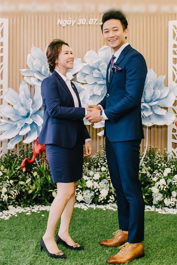 Ở tuổi 37, Quý Bình gây bất ngờ khi kết hôn với bà xã doanh nhân Ngọc Tiền. Mặc dù chênh lệch tuổi tác nhưng tình yêu của hai người vô cùng mặn nồng, mãnh liệt và nhận được rất nhiều lười chúc phúc từ bạn bè, người thân lẫn khán giả. Ở tuổi 37, Quý Bình gây bất ngờ khi kết hôn với bà xã doanh nhân Ngọc Tiền. Mặc dù chênh lệch tuổi tác nhưng tình yêu của hai người vô cùng mặn nồng, mãnh liệt và nhận được rất nhiều lười chúc phúc từ bạn bè, người thân lẫn khán giả.