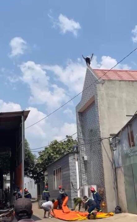 Rất may lực lượng cứu hộ kịp thời có mặt để giải nguy. Ảnh cắt clip Rất may lực lượng cứu hộ kịp thời có mặt để giải nguy. Ảnh cắt clip