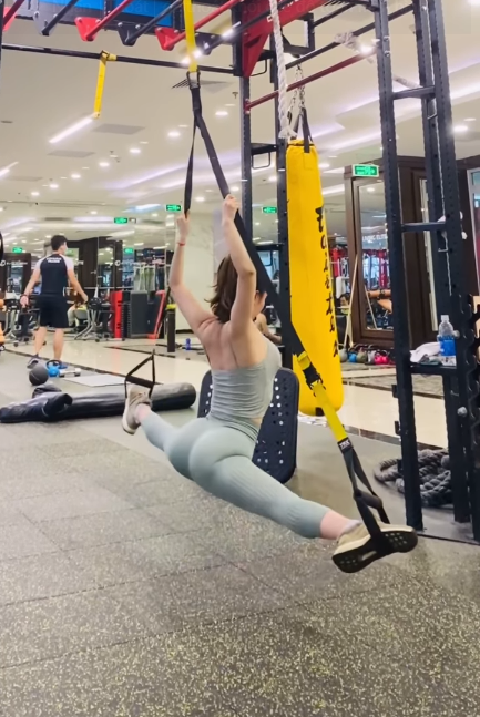 Trong các mỹ nhân của showbiz Việt, Quỳnh Nga là người độ dẻo dai khiến nhiều người phải ghen tỵ. Trước đó, màn xoạc chân trên dây của nữ diễn viên được đánh giá là đỉnh của chóp. Ảnh: FB