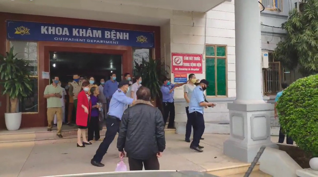 Nhóm bảo vệ dùng dùi cui hỗn chiến với người nhà nạn nhân. Ảnh cắt clip