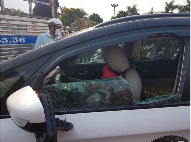 CSGT khống chế thanh niên điều khiển xe có biểu hiện ngáo đá, cầm dao cố thủ trong xe - Ảnh 1