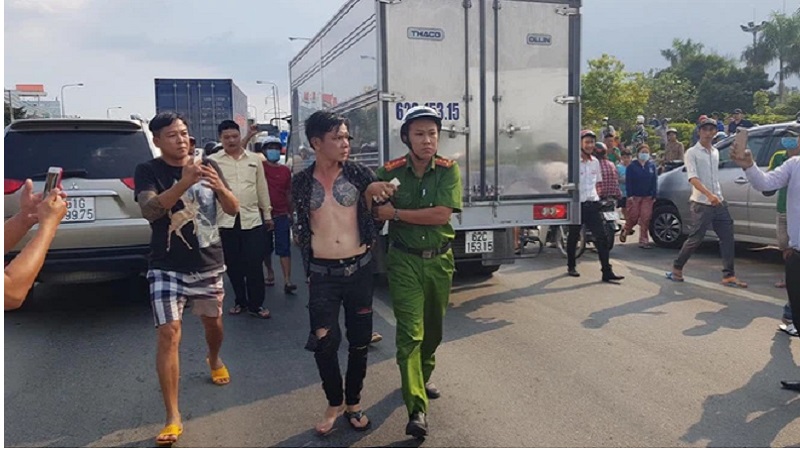 Nam tài xế nghi ngáo đá bị dẫn đi. Ảnh: FB