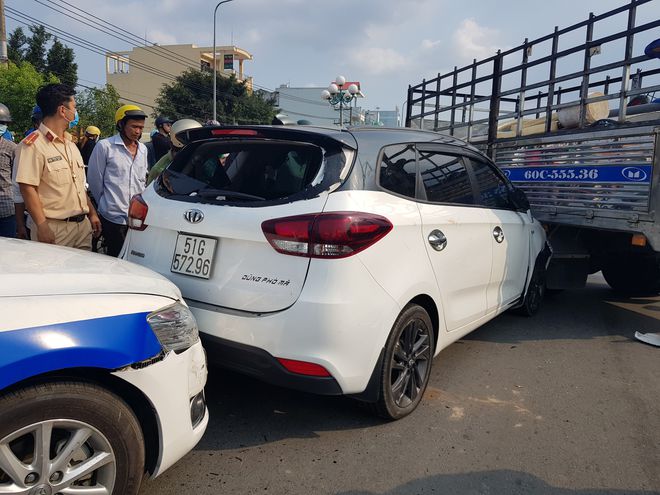 Chiếc 'xe điên' bị chặn lại sau khi gây náo loạn trên đường. Ảnh: FB