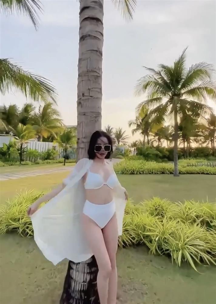 Dù quay bằng cam thường nhưng ở góc máy nào, hình thể cực nuột của bạn gái Lâm Bảo Châu cũng khiến dân tình không thể rời mắt.